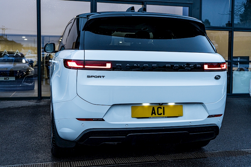 Land Rover 3.0 D300 MHEV Dynamic SE SUV 5dr Diesel Auto 4WD Euro 6 (s/s) (300 ps)