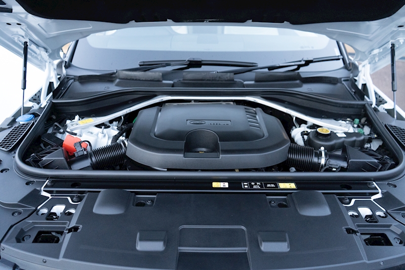 Land Rover 3.0 D300 MHEV Dynamic SE SUV 5dr Diesel Auto 4WD Euro 6 (s/s) (300 ps)