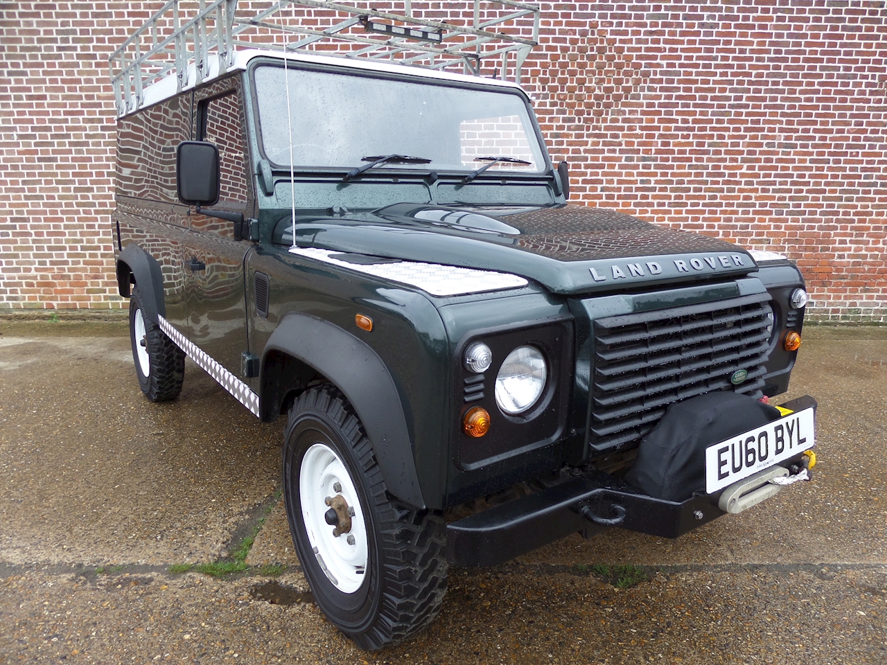 Land rover defender 2011