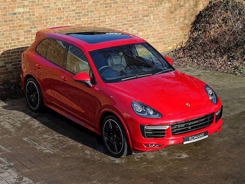 Porsche cayenne red