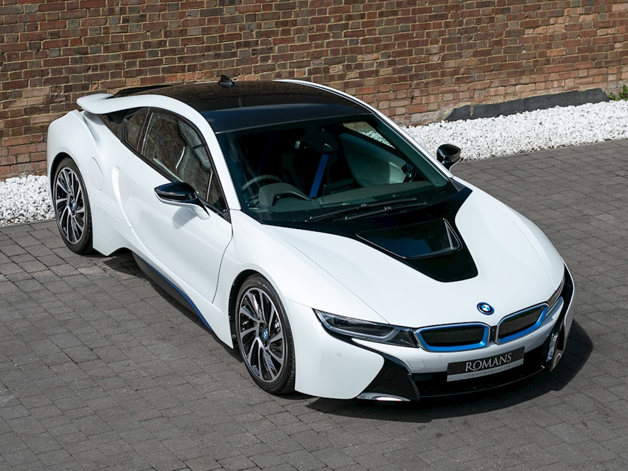 5 ай 8. BMW i8 White. BMW i8 sale. БМВ ай 8. BMW i8 White Blue.