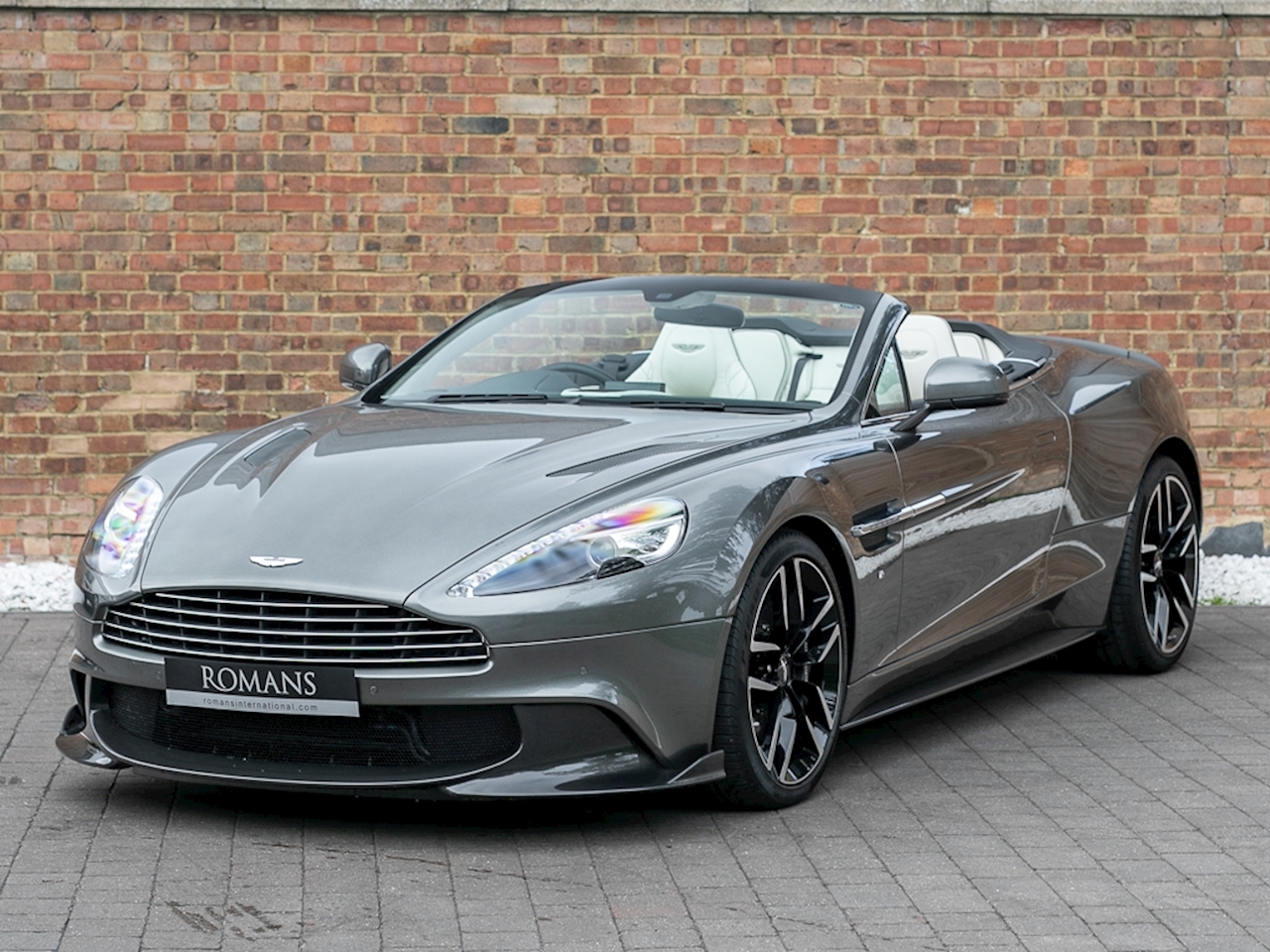 Aston Martin Vanquish розовый