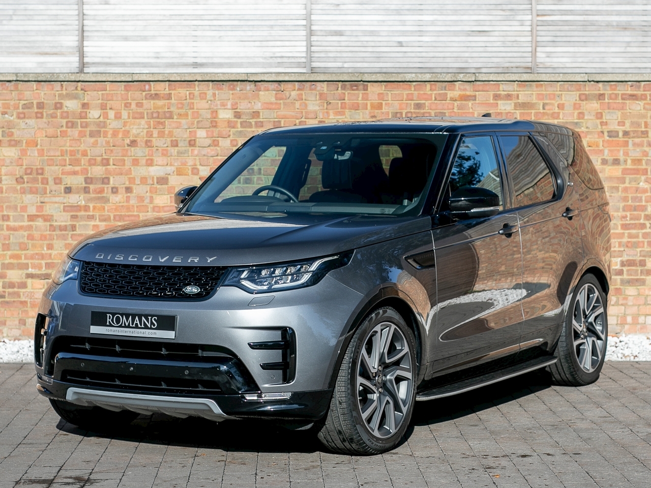 Тд дискавери. Ленд Ровер Дискавери 5. Range Rover Discovery 2017. Land Rover Discovery 5 Grey. Land Rover Discovery Luxury 2020.