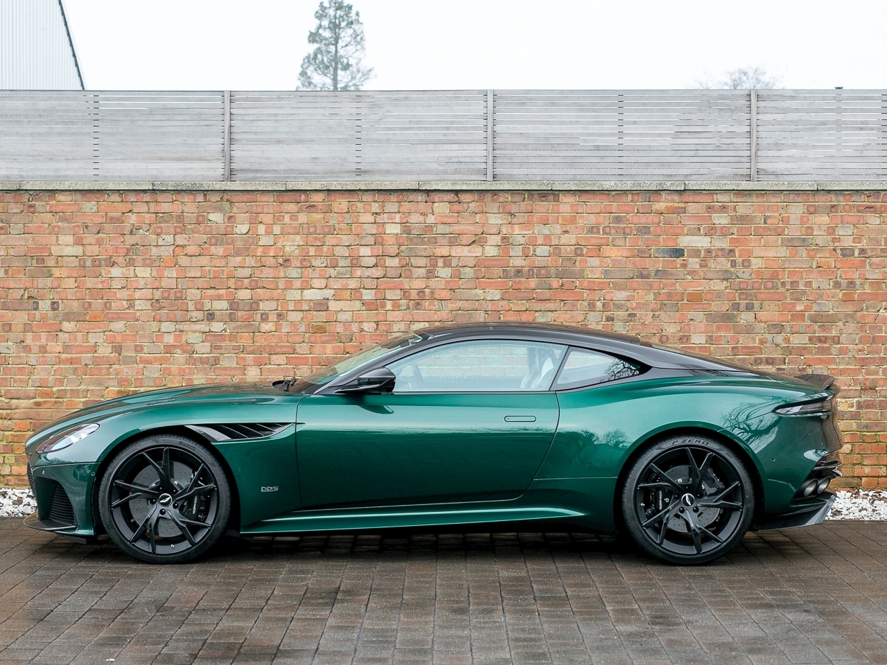 Aston Martin DBS Superleggera зеленый