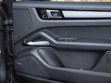 Porsche Cayenne Turbo S E-Hybrid - Thumb 22