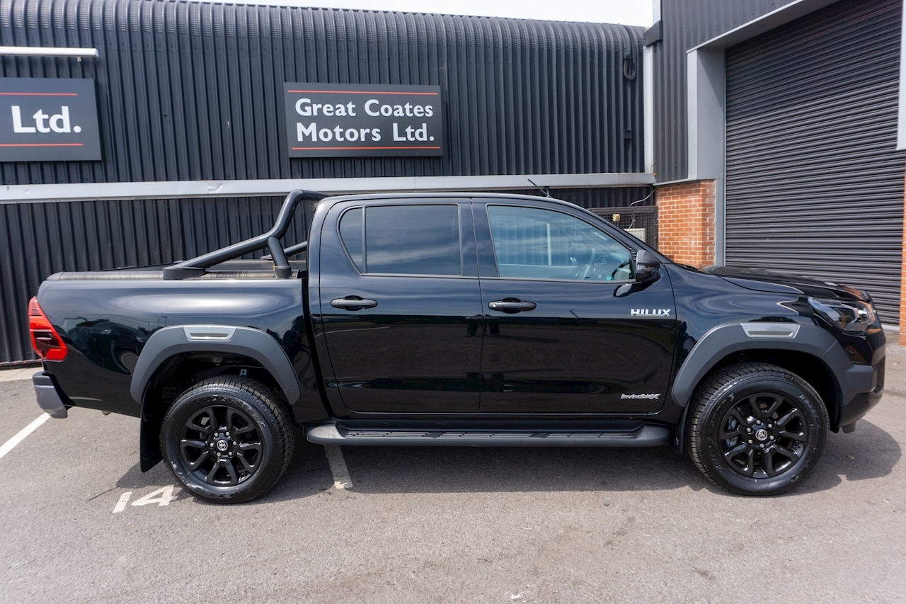 Invincible X 2.8D-4D Double Cab Automatic Pickup in Black with Roller Shutter