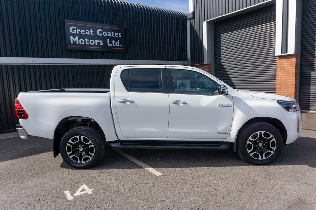 Invincible 4Wd 2.4D-4D Automatic Double Cab Pickup in White