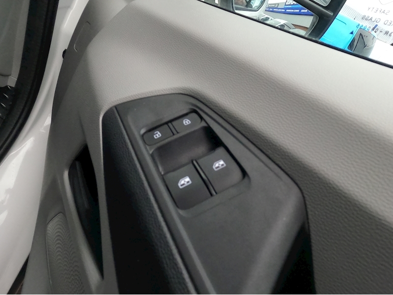 Maxus Deliver 9 Luton Tail Lift Base LWB - N1307