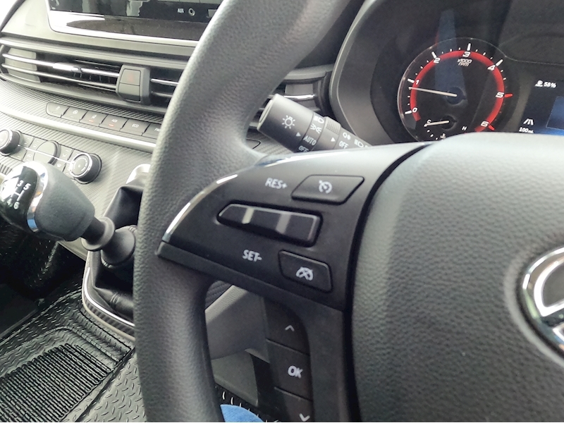 Maxus Deliver 9 Base Lwb Curtainside Tail Lift - N1362