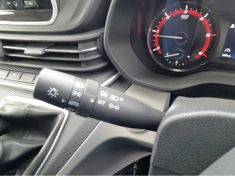 Maxus Deliver 9 Base Lwb Curtainside Tail Lift - N1362