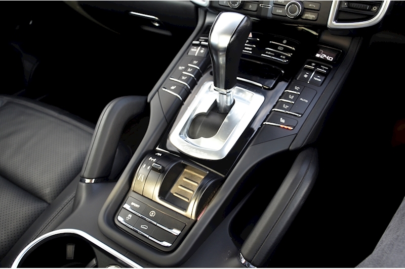 Porsche Cayenne 3.0 D V6 1 Owner + Over £15k Options + Rear Screens Image 34