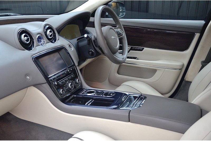 Jaguar XJ XJ Portfolio 3.0 4dr Saloon Automatic Diesel Image 36
