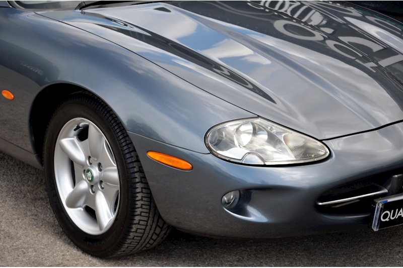 Jaguar XK8 Convertible XK8 Convertible 4.0 V8 Image 21