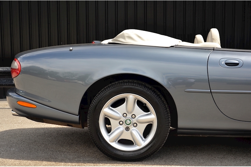 Jaguar XK8 Convertible XK8 Convertible 4.0 V8 Image 19