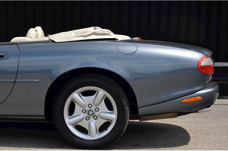 Jaguar XK8 Convertible XK8 Convertible 4.0 V8 Image 24