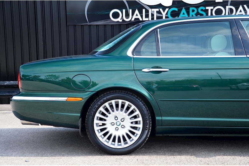 Jaguar XJ XJ XJ8 Sovereign 4.2 4dr Saloon Automatic Petrol Image 11