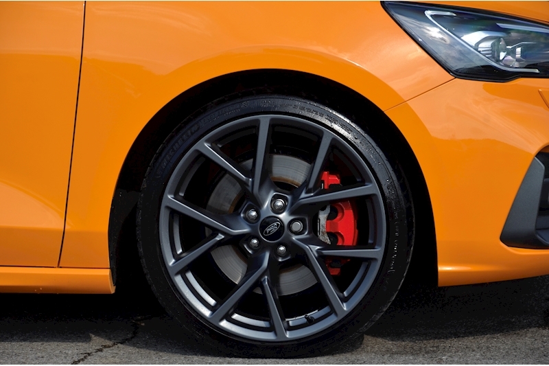 Ford Focus ST Orange Fury + Performance Pack + Wireless Charging Image 17