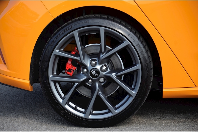 Ford Focus ST Orange Fury + Performance Pack + Wireless Charging Image 18