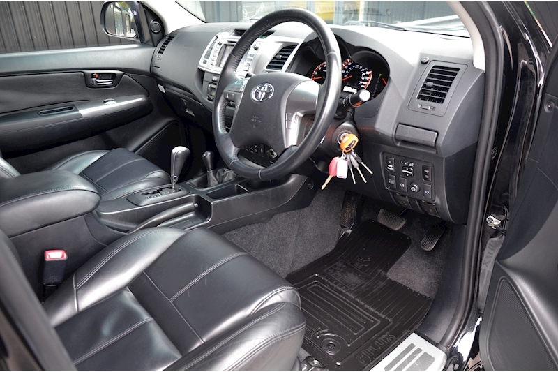 Toyota Hilux 3.0 D-4D Invincible Automatic + High Spec + Just Serviced by Toyota  + NO VAT Image 5