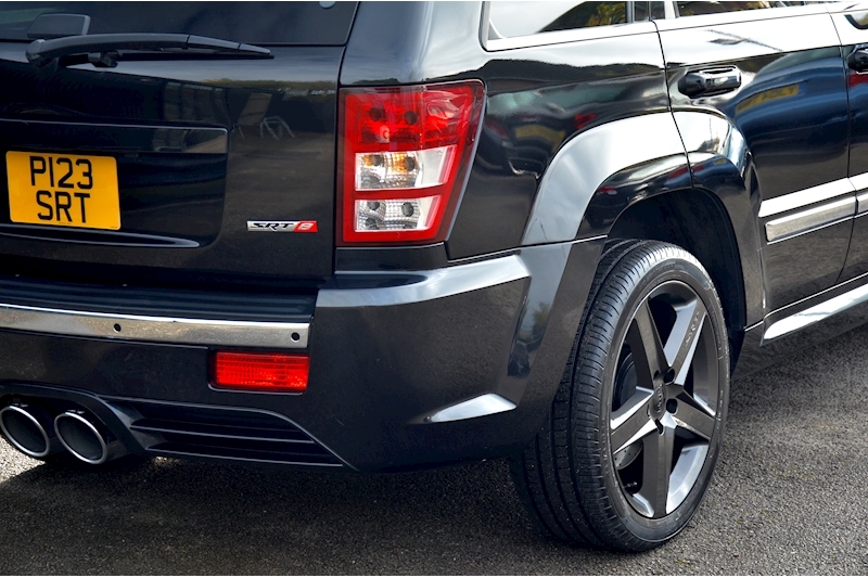 Jeep Grand Cherokee SRT8 SRT-8 6.1 Hemi Image 13