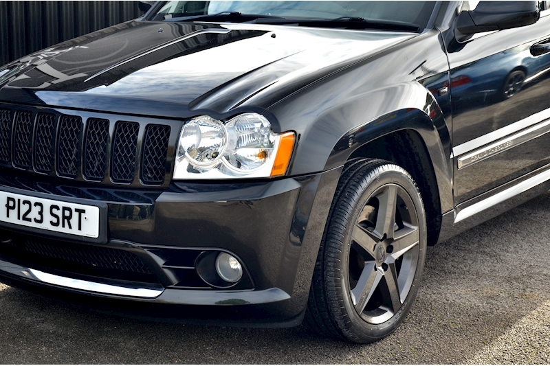 Jeep Grand Cherokee SRT8 SRT-8 6.1 Hemi Image 16