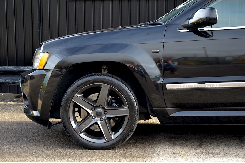 Jeep Grand Cherokee SRT8 SRT-8 6.1 Hemi Image 17