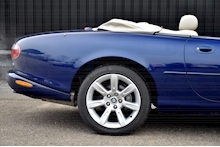 Jaguar XK8 4.2 V8 Convertible Pacific Blue + Ivory + 3 Former Keepers + Adaptive Cruise + Premium Sound - Thumb 29