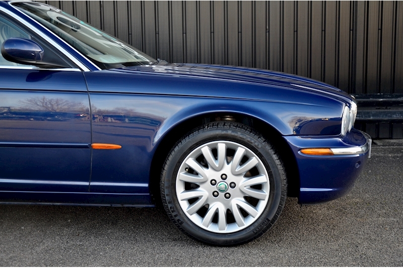 Jaguar XJ6 3.0 V6 SE + Original Titled Owner + Comprehensive History Image 12