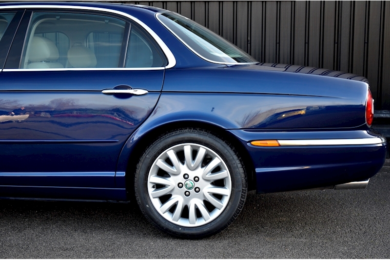 Jaguar XJ6 3.0 V6 SE + Original Titled Owner + Comprehensive History Image 16