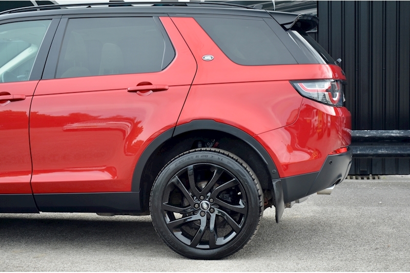Land Rover Discovery Sport HSE Lux Auto + 7 Seats + Pano Roof + Black Pack + Climate Seats Image 28