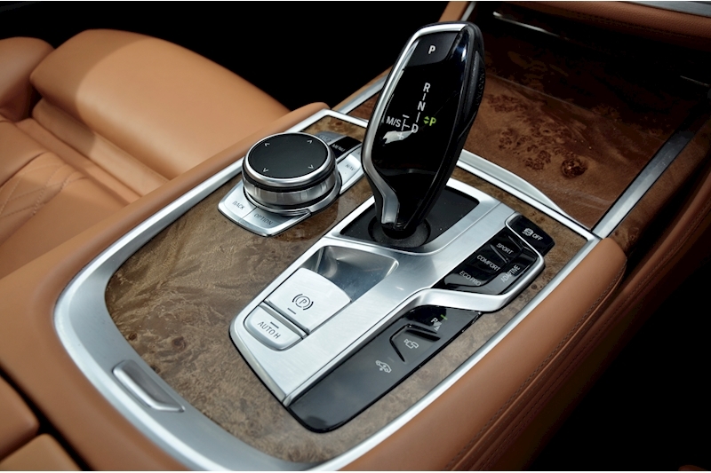BMW 740d Xdrive M Sport Bowers and Wilkins Diamond Audio + Laserlights + Driver Assistant Pack Plus Image 42