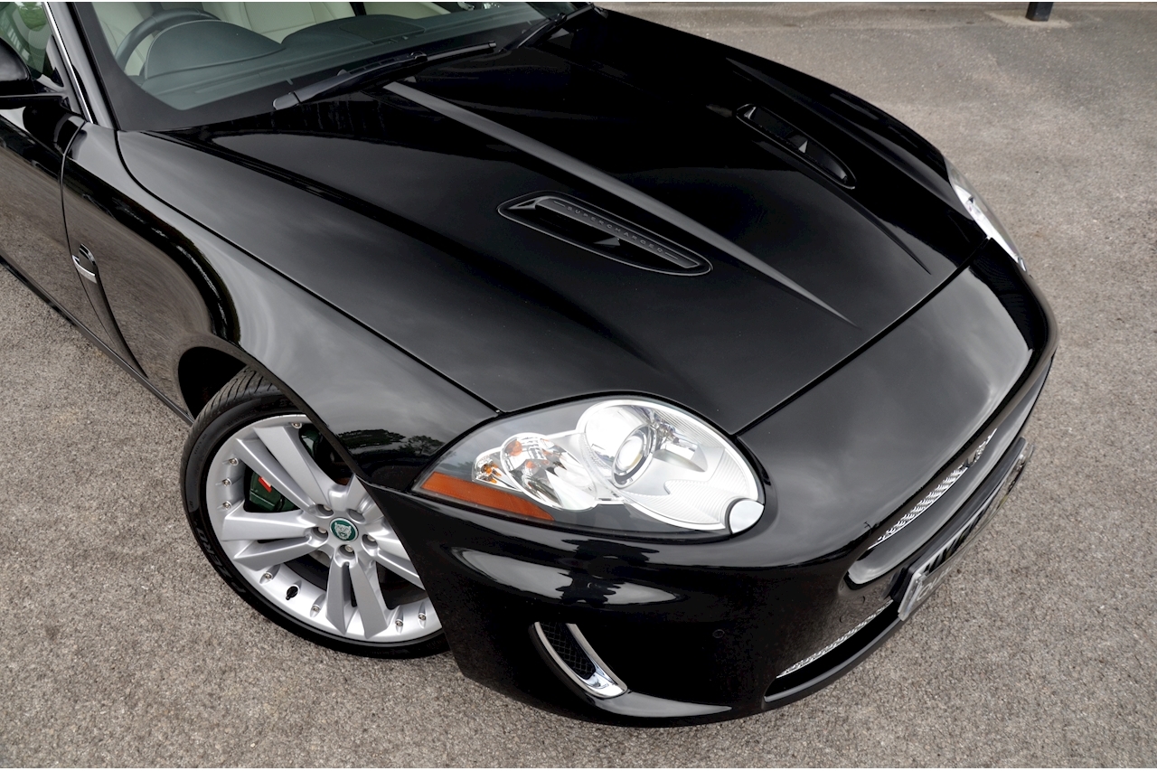 Jaguar XKR Ultimate Black + Ivory Soft Grain - Large 7