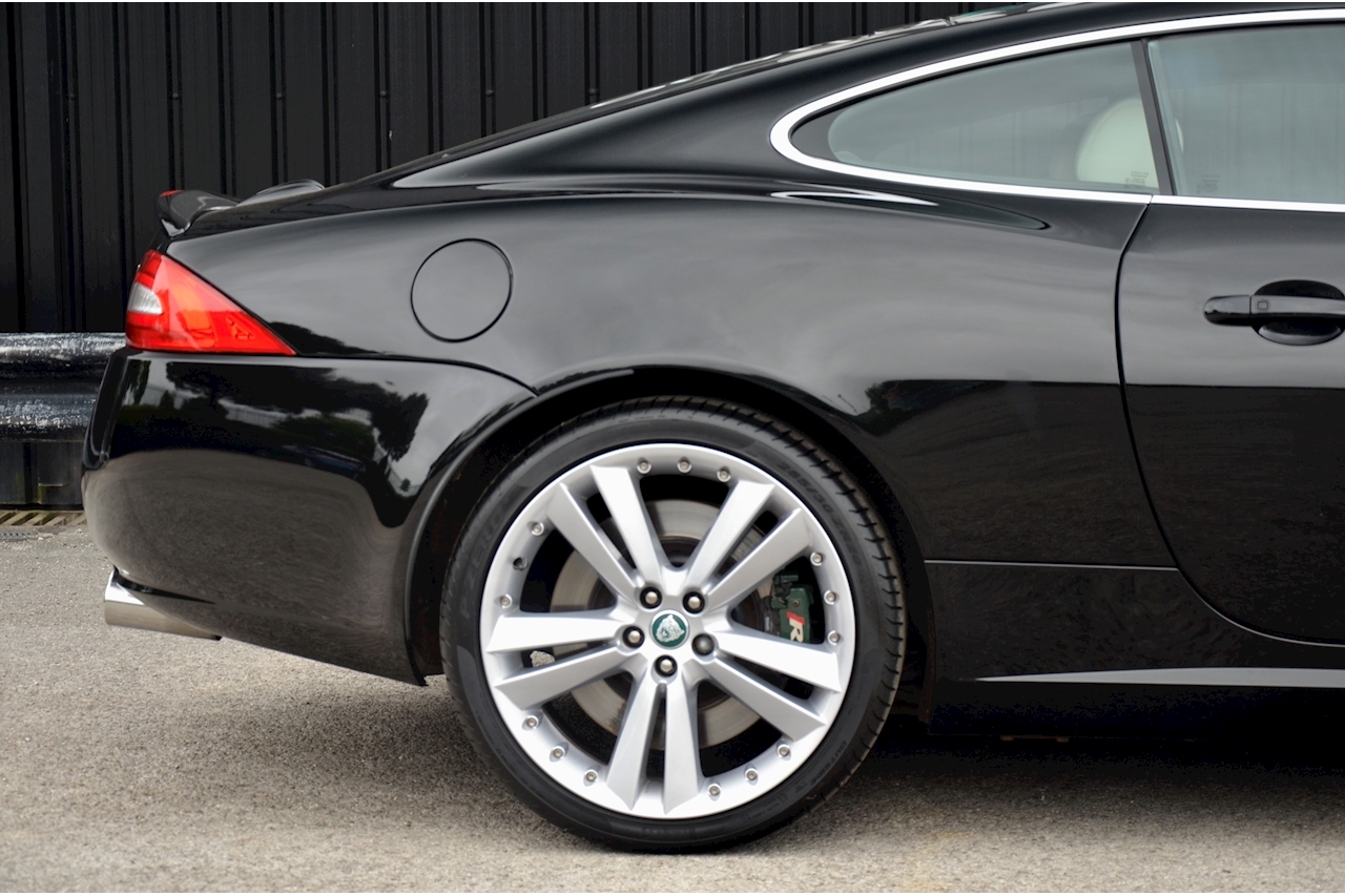 Jaguar XKR Ultimate Black + Ivory Soft Grain - Large 12