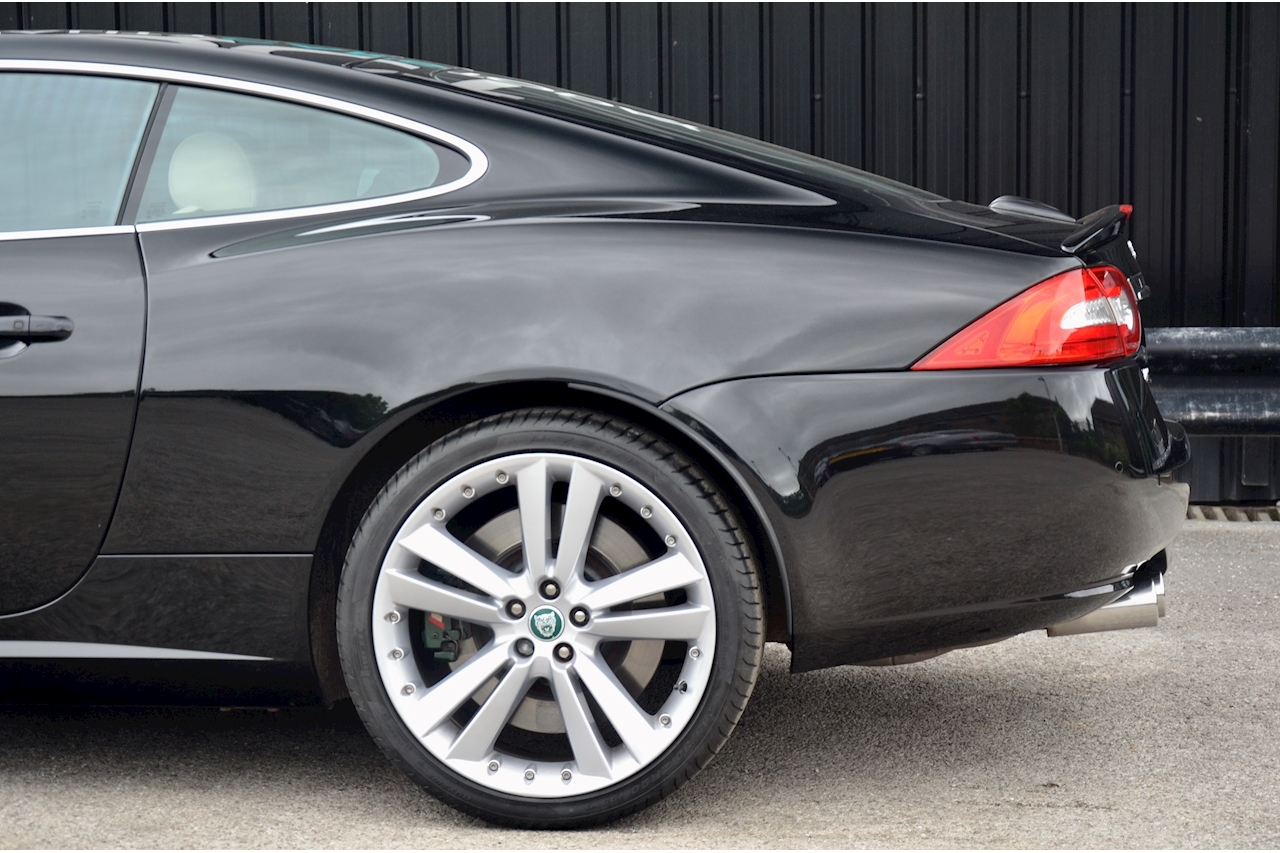 Jaguar XKR Ultimate Black + Ivory Soft Grain - Large 22