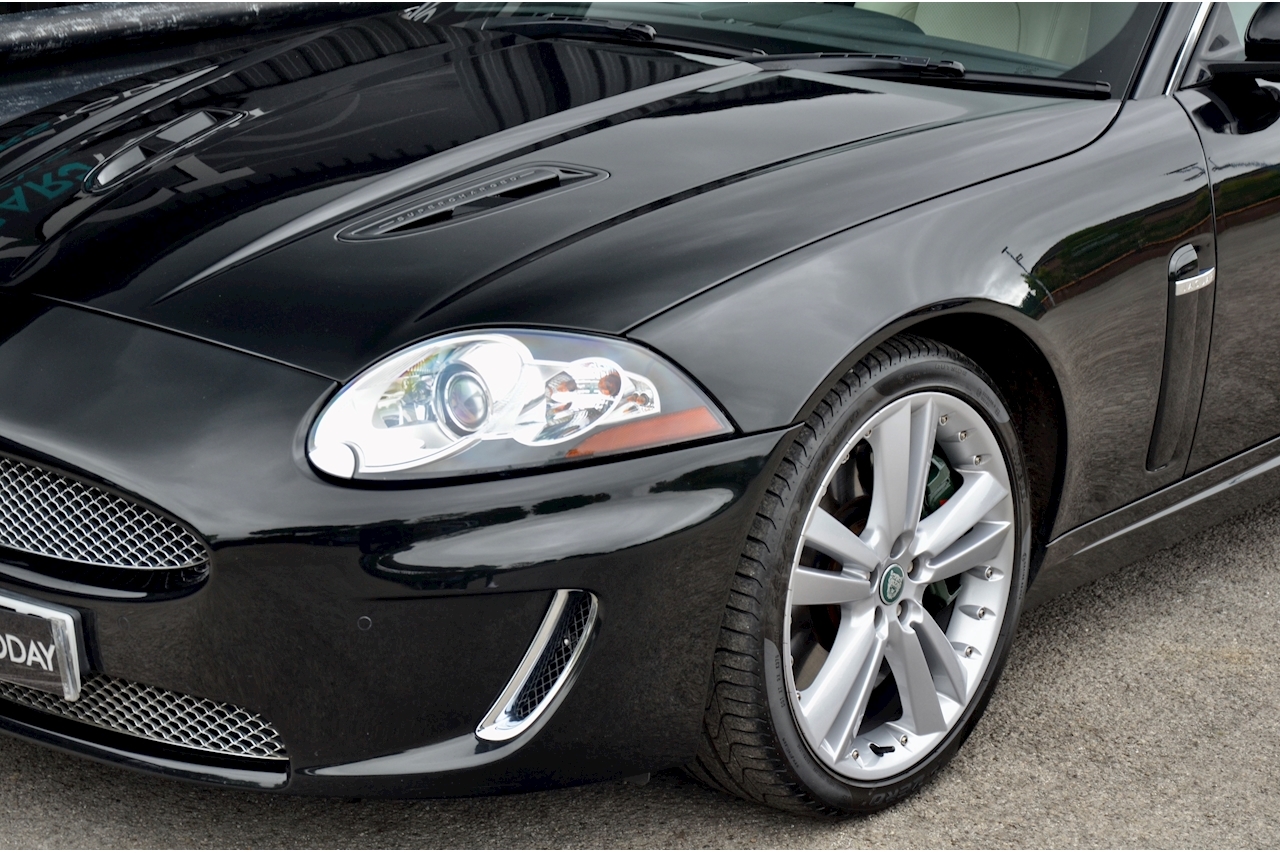 Jaguar XKR Ultimate Black + Ivory Soft Grain - Large 20
