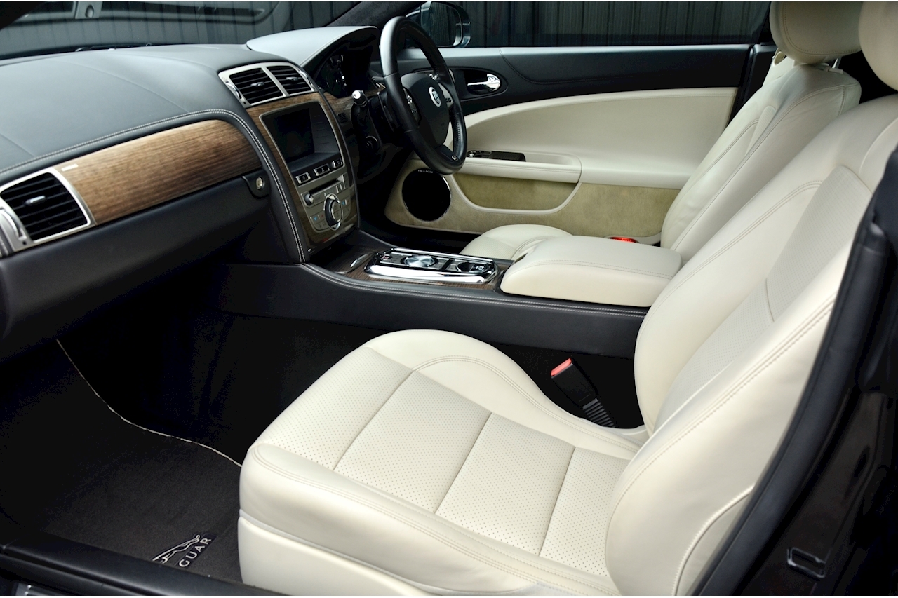 Jaguar XKR Ultimate Black + Ivory Soft Grain - Large 2