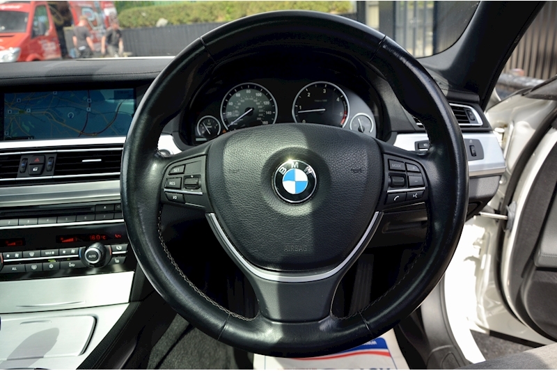 BMW 730d SE Mineral White Metallic + Glass Sunroof + ProNav + Reverse Cam Image 38