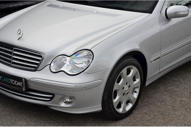 Mercedes-Benz C320 CDI Elegance SE Mercedes Plus 1 Lady Owner + Rare Model + Outstanding Image 27