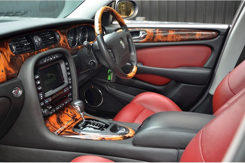 Jaguar XJ8 Sport Premium 3.5 V8 + 3 Former Keepers + 16 Services + Rare Spec Image 7
