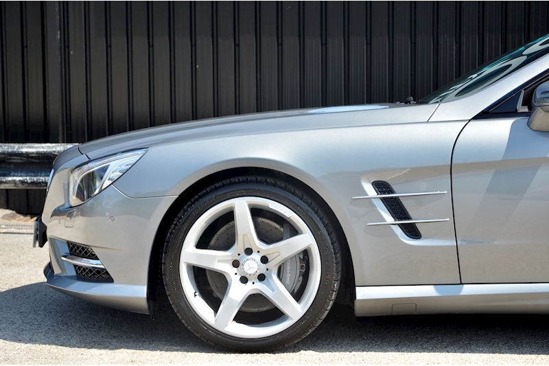 Mercedes-Benz SL 350 AMG Sports Pack + Panoramic Roof + Air Scarf + 10 Services Image 31