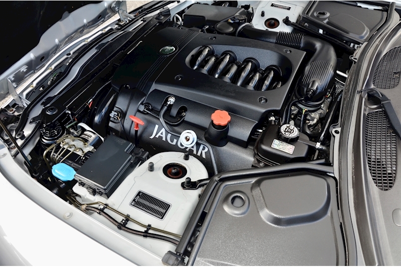Jaguar XK8 Convertible XK8 Convertible 4.2 2dr Convertible Automatic Petrol Image 44