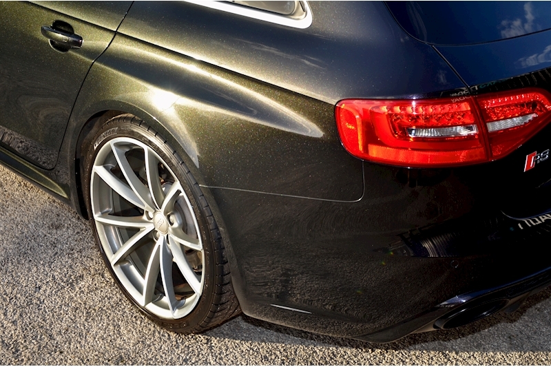 Audi RS4 Avant Audi Warranty + Sports Pack + Driver Assistance Pack + B&O + Carbon Interior + Carbon Engine Bay Image 16