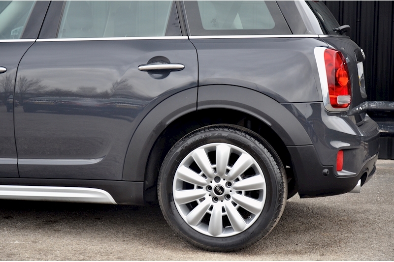 MINI Countryman Cooper S Automatic + CHILI Pack + Navigation Plus Pack + Heated Seats Image 27