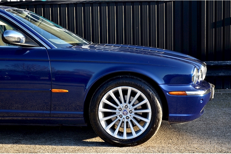 Jaguar XJ 3.0 SE Saloon 4dr Petrol Automatic (249 g/km, 240 bhp) Image 17