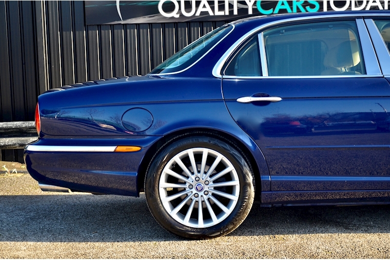 Jaguar XJ 3.0 SE Saloon 4dr Petrol Automatic (249 g/km, 240 bhp) Image 16