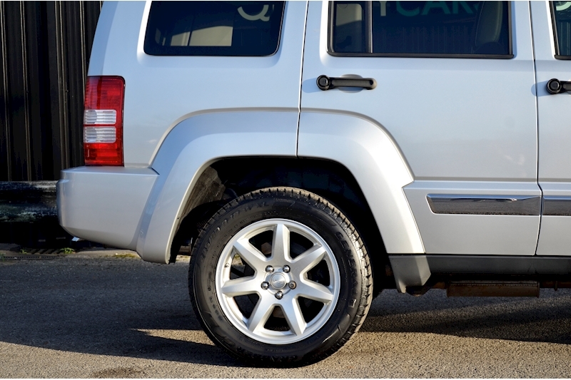 Jeep Cherokee Limited 2.8 CRD Automatic + Dealer Plus 1 Owner + Full Length Sunroof Image 11