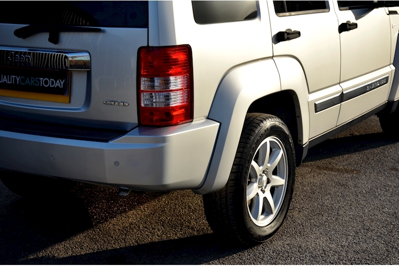 Jeep Cherokee Limited 2.8 CRD Automatic + Dealer Plus 1 Owner + Full Length Sunroof Image 10