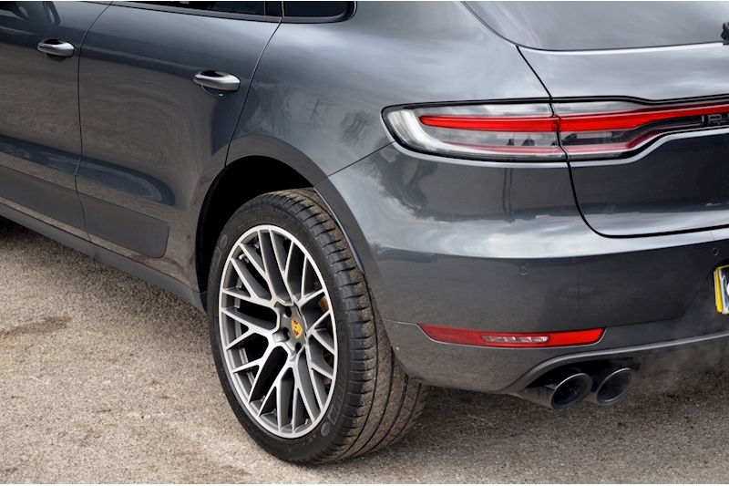 Porsche Macan 1 Lady Owner + Over £10k Cost Options Image 39