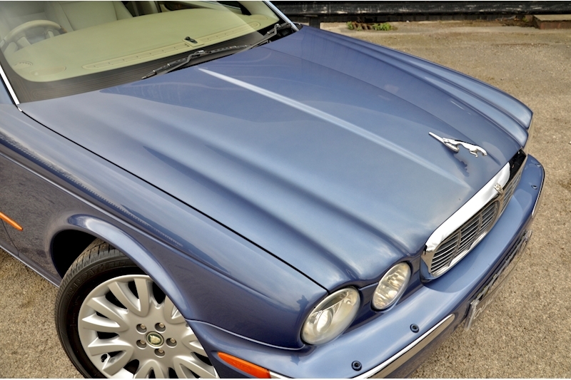 Jaguar XJ8 4.2 V8 4.2 V8 SWB + Rare Specification + Just Serviced by Jaguar Image 8