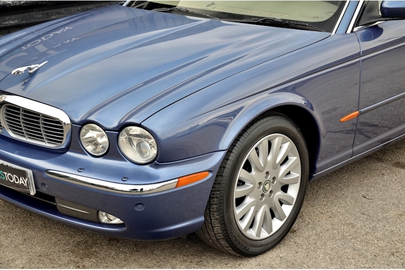 Jaguar XJ8 4.2 V8 4.2 V8 SWB + Rare Specification + Just Serviced by Jaguar Image 34